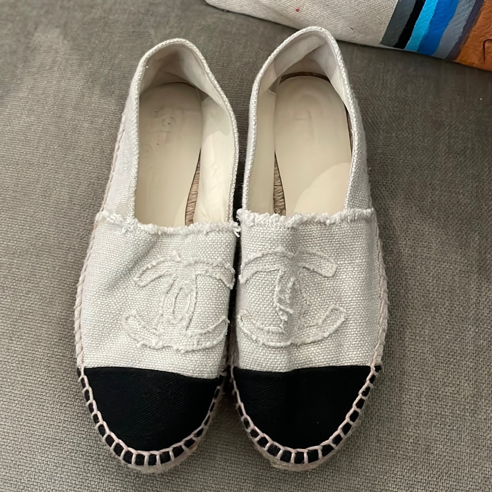 Excellent Condition Chanel White & Black Size 5 Espadrilles. 💕